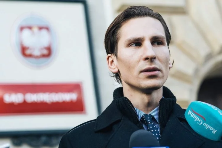 Rzecznik dyscyplinarny Pomorskiej Izby Adwokackiej wszczął czynności sprawdzające w sprawie posła PiS Kacpra Płażyńskiego.