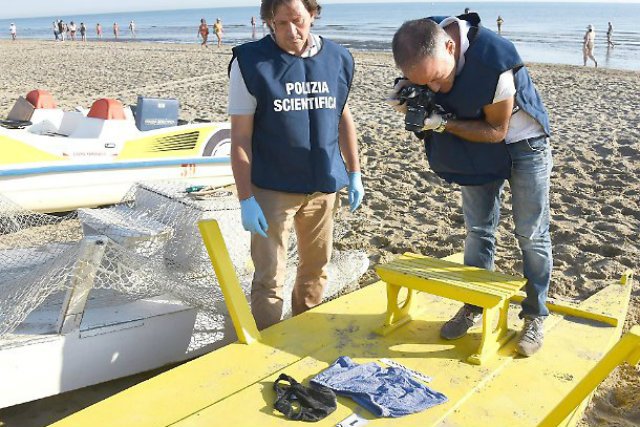 Ubrania należące do zgwałconej Polki w Rimini.