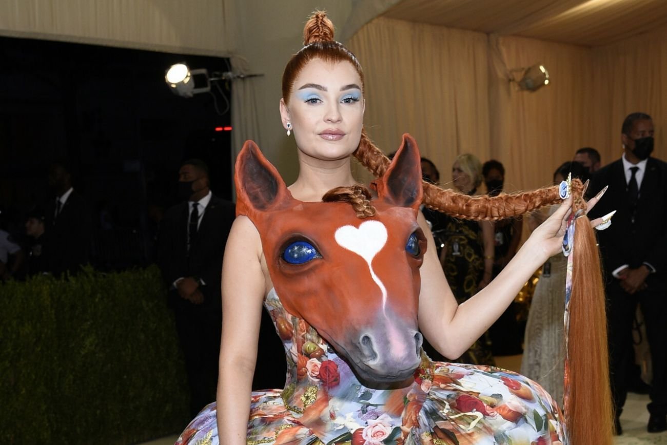 Kim Petras w stroju konia.