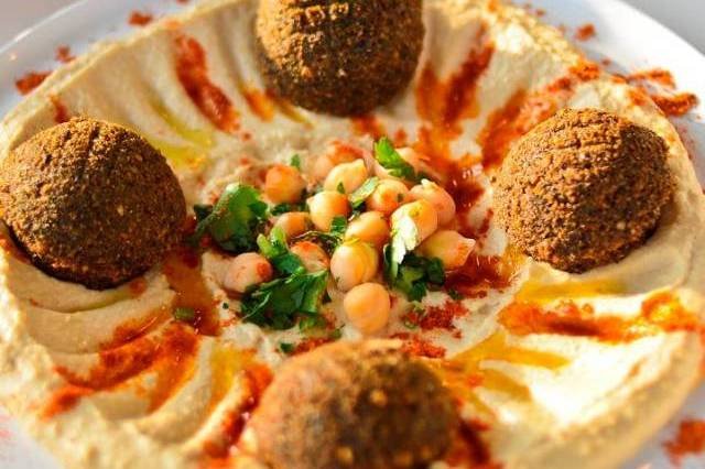 Mezze przy ulicy Różanej 1, Warszawa. To tu serwuje najlepszy hummus w mieście.