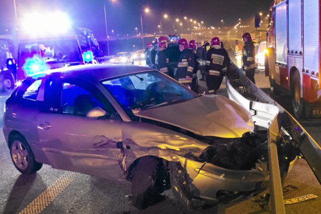 Warszawa, październik 2013 roku. Wypadek spowodowany przez pijaną kobietę, której samochód zderzył się z ciężarówką