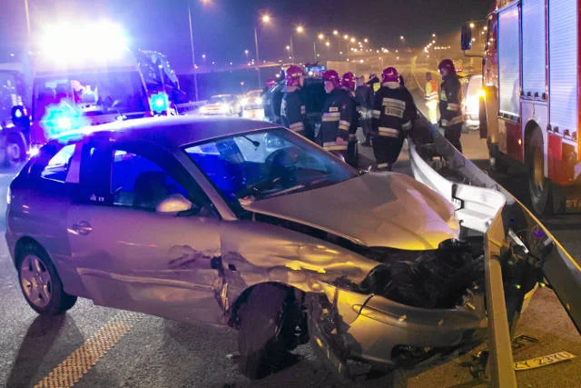 Warszawa, październik 2013 roku. Wypadek spowodowany przez pijaną kobietę, której samochód zderzył się z ciężarówką