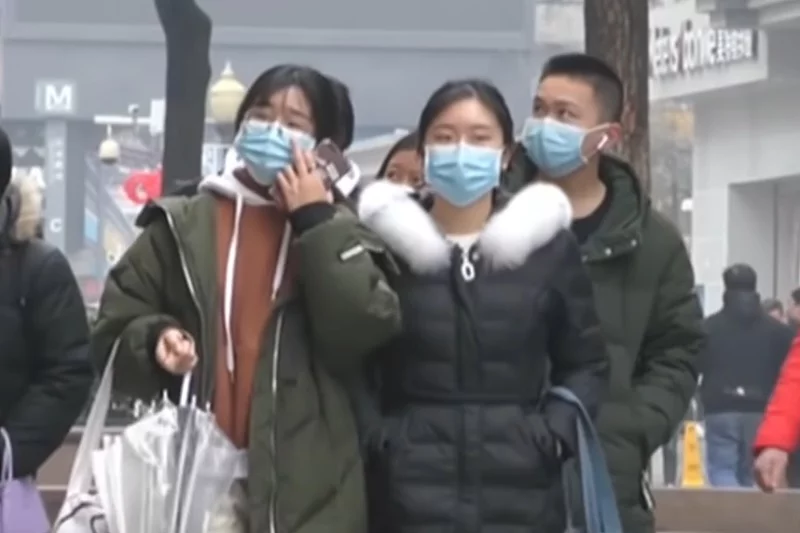 W chińskim Wuhan przez nowego koronawirusa wprowadzono specjalne zasady. Nie działa komunikacja publiczna, ludzie muszą chodzić w maskach.