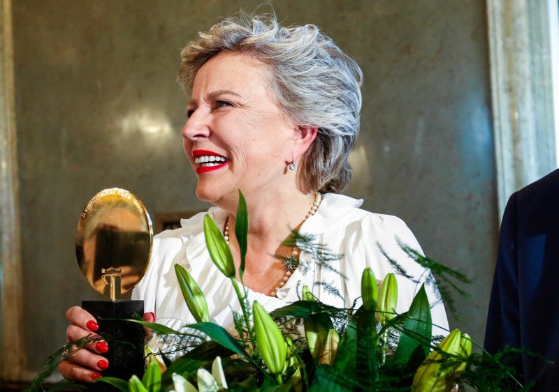 Na zdjęciu - Krystyna Janda podczas uroczystości wręczenia jej medalu "Za Mądrość Obywatelską" w Urzędzie Miasta Krakowa.