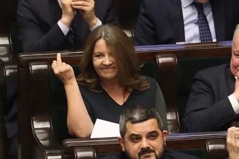 Zdjęcia ze środkowym palcem Joanny Lichockiej stały się już słynne.