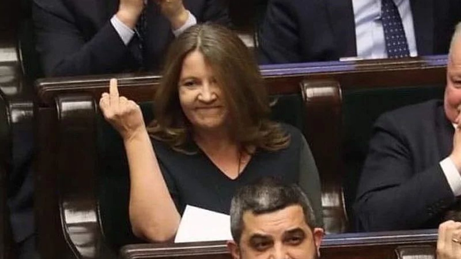Zdjęcia ze środkowym palcem Joanny Lichockiej stały się już słynne.