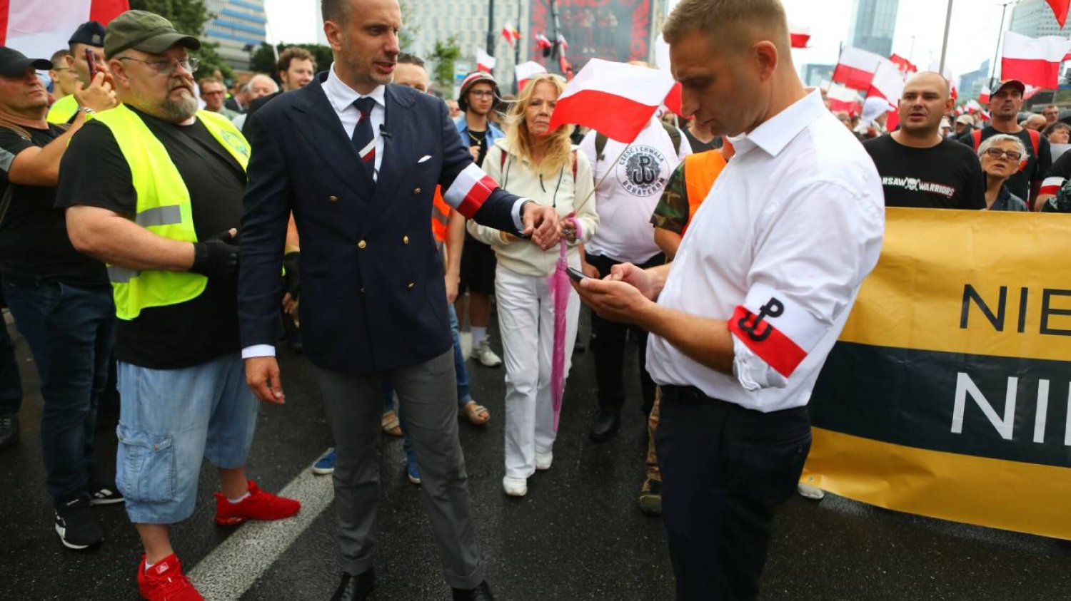 Kowalski założył powstańczą opaskę na lewę ramię. Padła seria wulgaryzmów