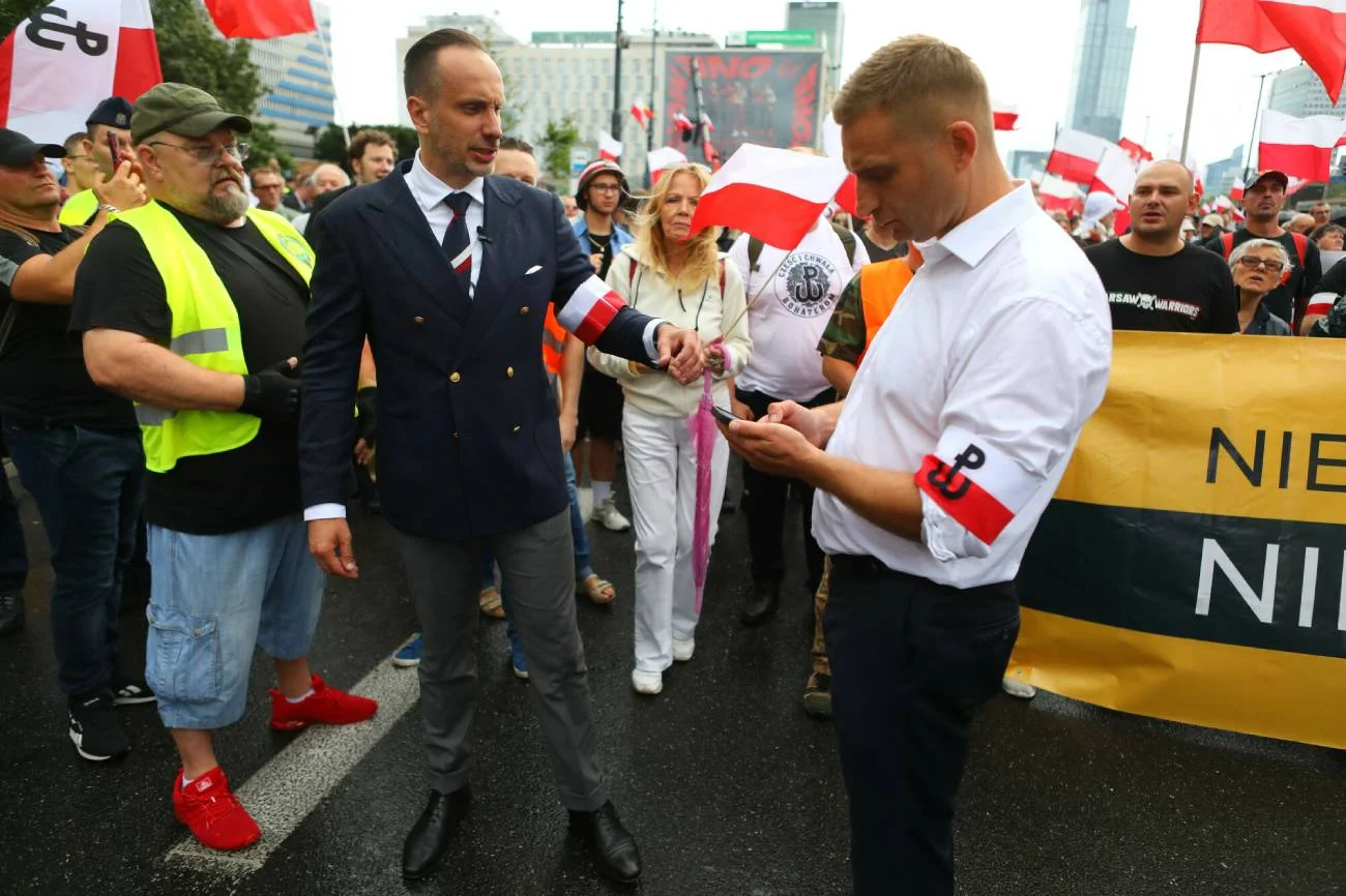 Kowalski założył powstańczą opaskę na lewę ramię. Padła seria wulgaryzmów