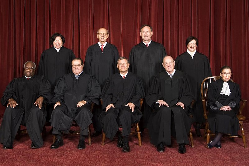 Sąd Najwyższy w USA – sędziów, owszem, mianuje prezydent, ale ich kadencja jest nieograniczona.