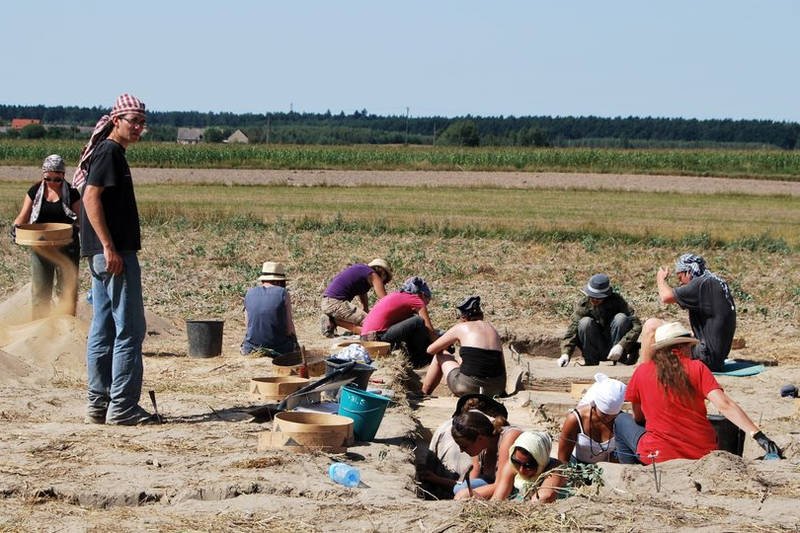 Arkadiusz Sałata opowiada nam o pracy archeologa.
