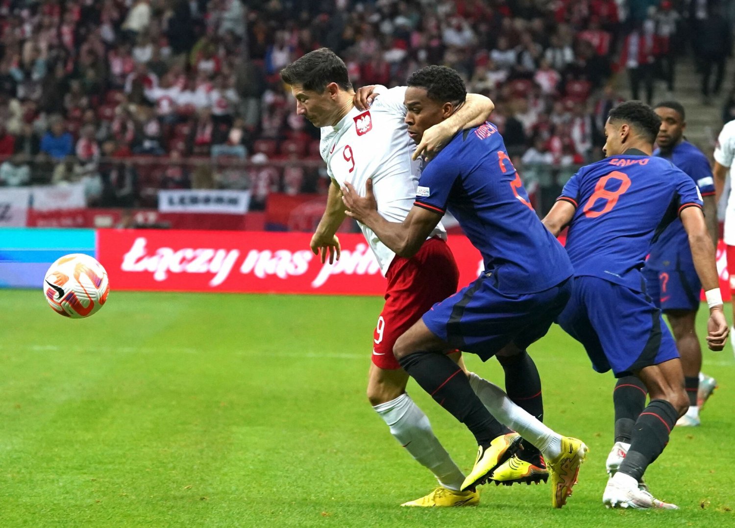 Porażająca niemoc Lewandowskiego, aż sam ruszył do selekcjonera. Tak źle dotąd nie było