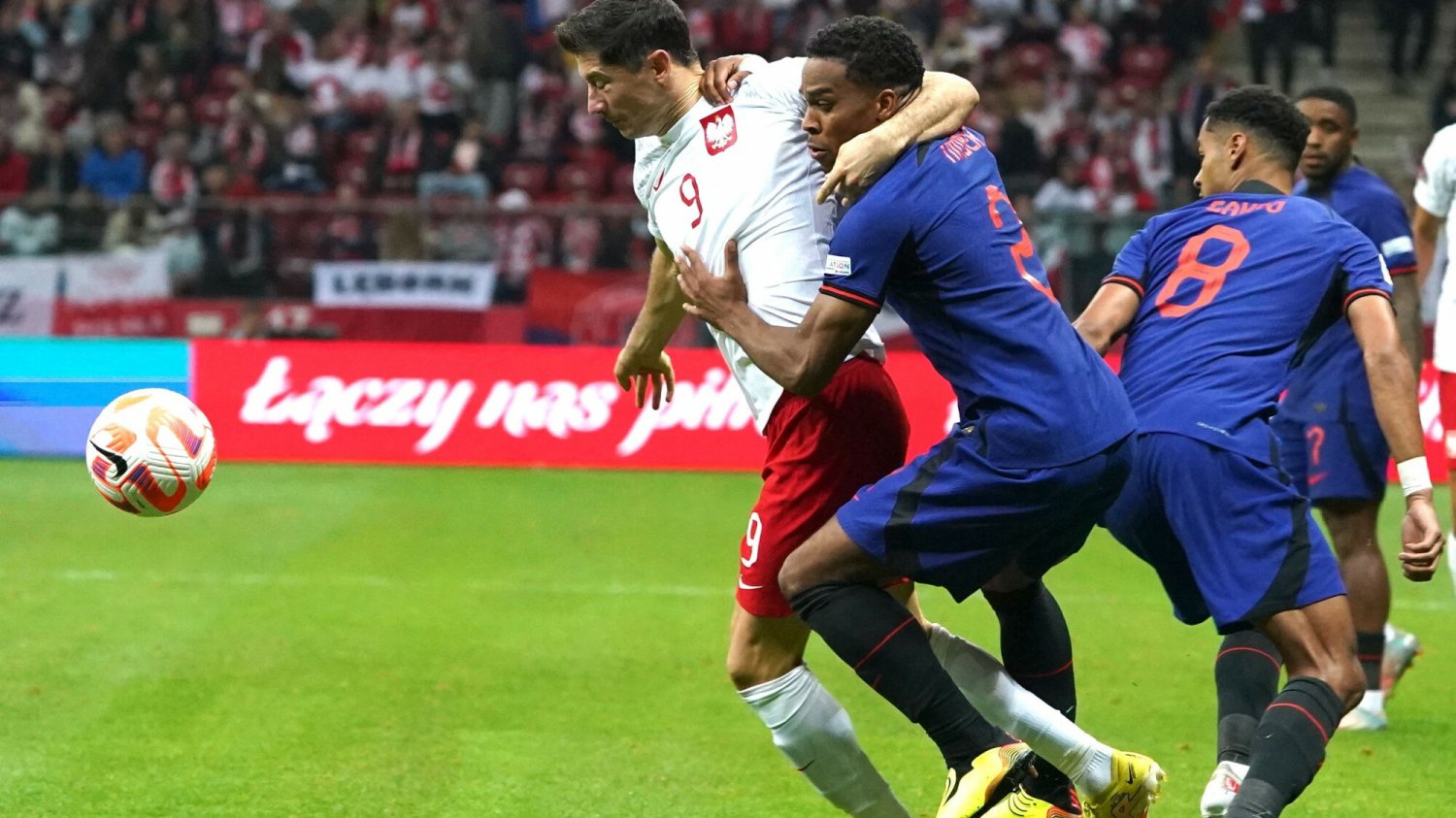 Porażająca niemoc Lewandowskiego, aż sam ruszył do selekcjonera. Tak źle dotąd nie było