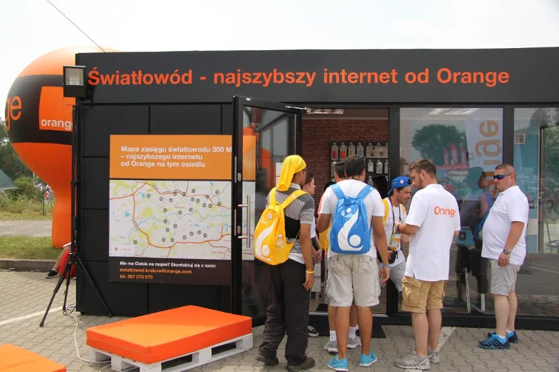 Fiber Shop, w którym pielgrzymi mogą pozyskać informacje o mobilnych usługach