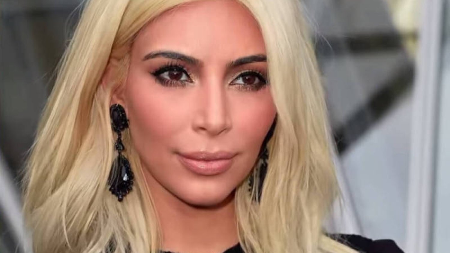 Kim Kardashian uwielbia robic wokół siebie szum – na tym w końcu zarabia. Kiedy z brunetki stała się seksowną platynową blondynką wszyscy chcieli nosić taki kolor jak ona