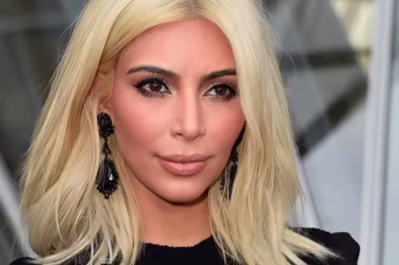 Kim Kardashian uwielbia robic wokół siebie szum – na tym w końcu zarabia. Kiedy z brunetki stała się seksowną platynową blondynką wszyscy chcieli nosić taki kolor jak ona