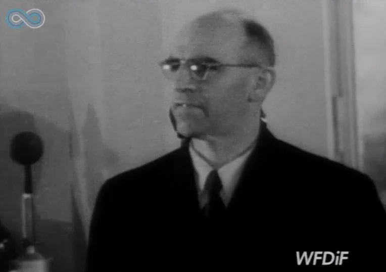 Oskarżony Josef Meisinger na sali sądowej.