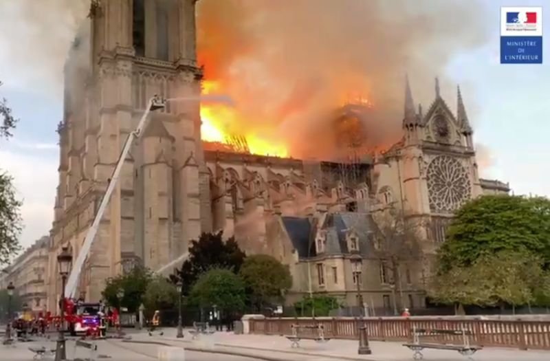 Katedra Notre Dame w poniedziałek stanęła w ogniu. Pożar udało się opanować we wtorek nad ranem.