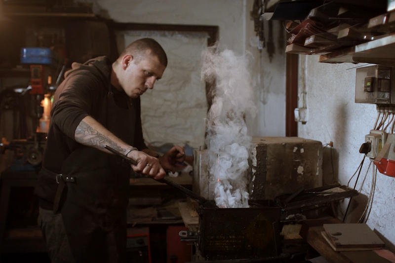 Trollsky spędza w kuźni każdą wolną chwilę.