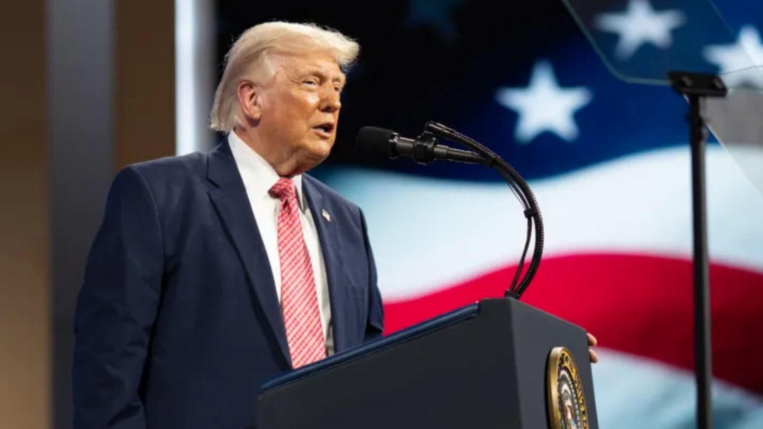 Iran ponowił ataki w Cieśninie Ormuz. Donald Trump nagle zmienił narrację Donald Trump na mównicy na tle flagi USA.