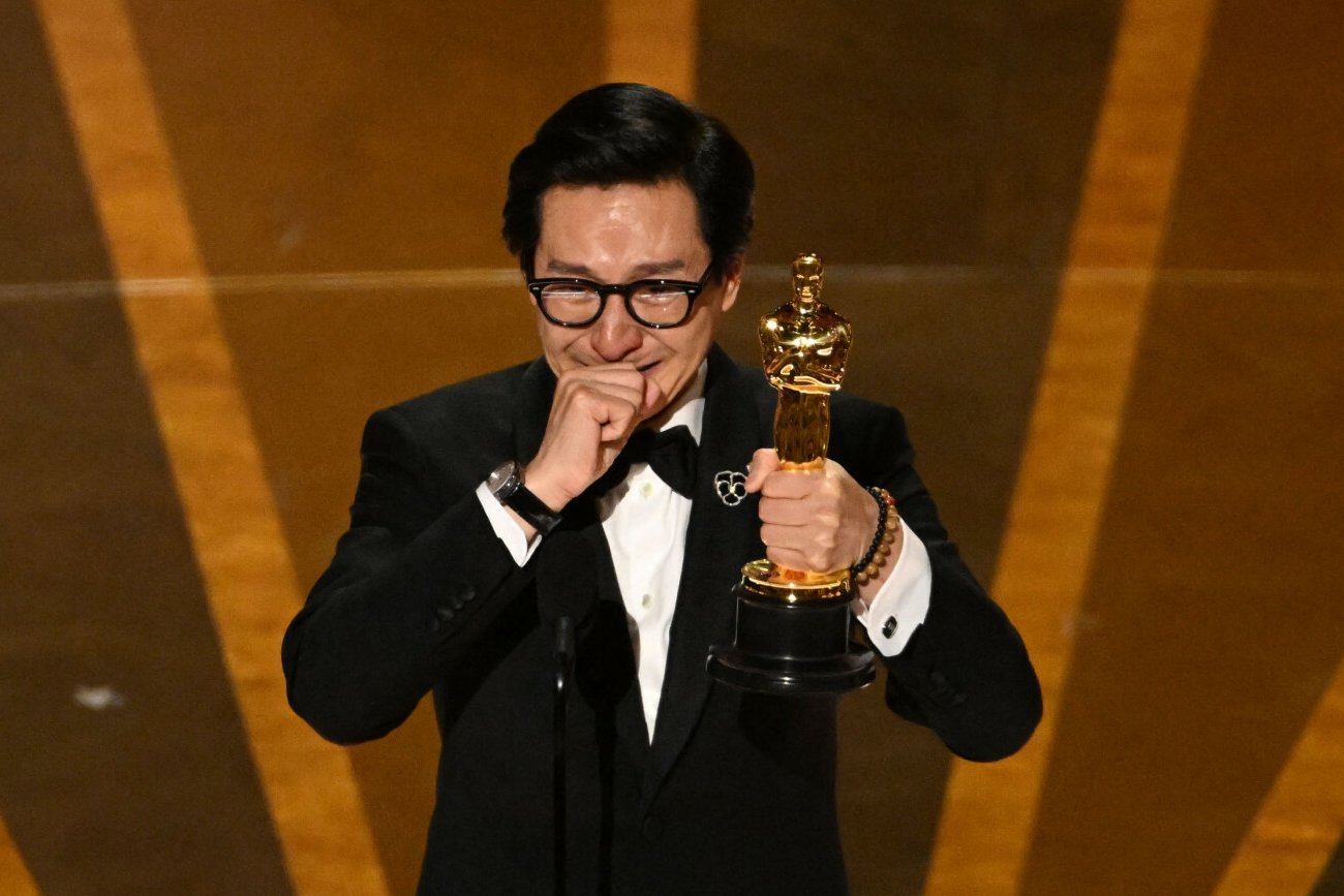 Ke Huy Quan odebrał statuetkę Oscara za "Wszystko wszędzie naraz". Kiedyś wystąpił w serii "Indiana Jones" Stevena Spielberga. Ke Huy Quan odebrał statuetkę Oscara za "Wszystko wszędzie naraz". Kiedyś wystąpił w serii "Indiana Jones" Stevena Spielberga.