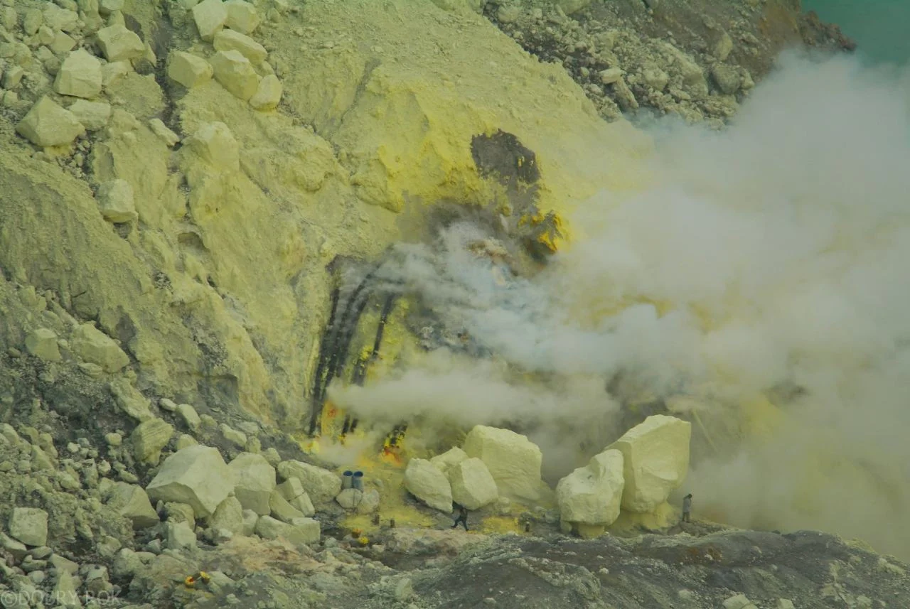 Wydobywanie siarki - Wulkan Ijen, Jawa Indonezja