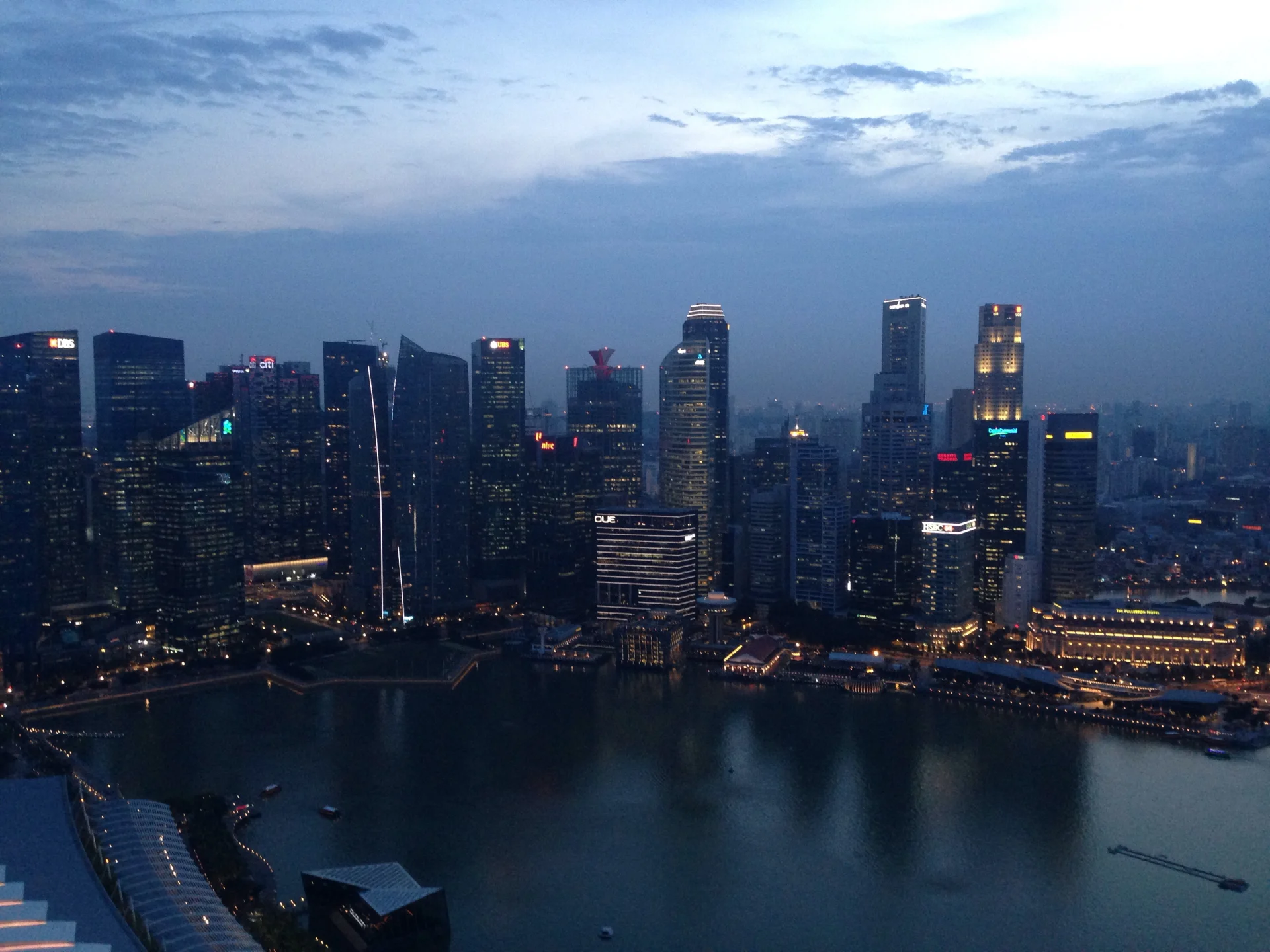 Panorama Singapuru z tarasu widokowego Marina Bay Sands.