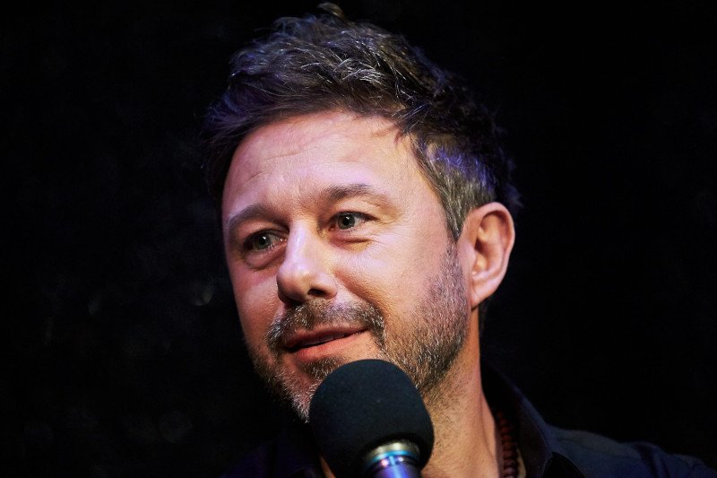 Andrzej Piaseczny uderza w polityków.