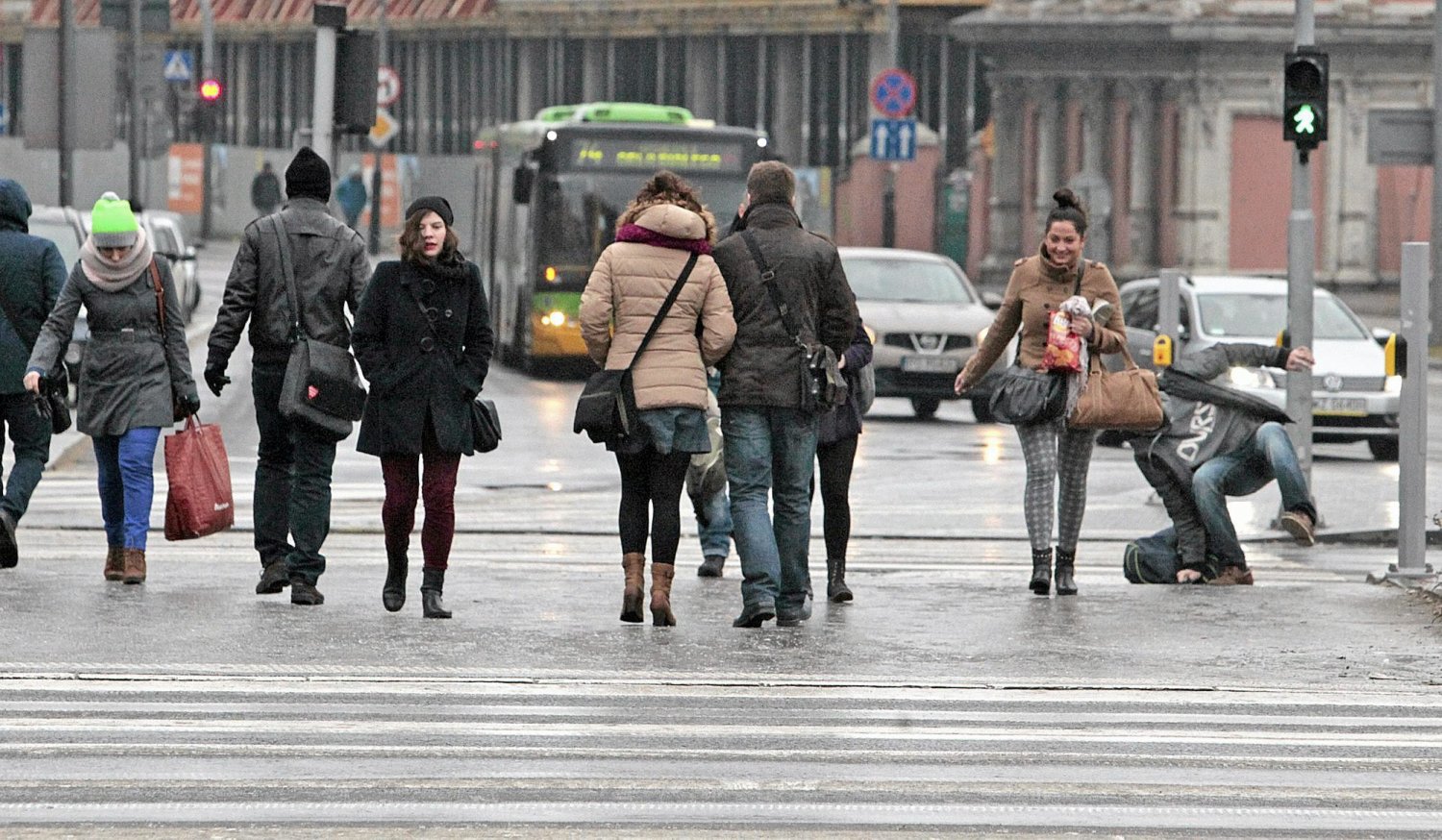 IMGW wydało ostrzeżenia przed gołoledzią i roztopami.