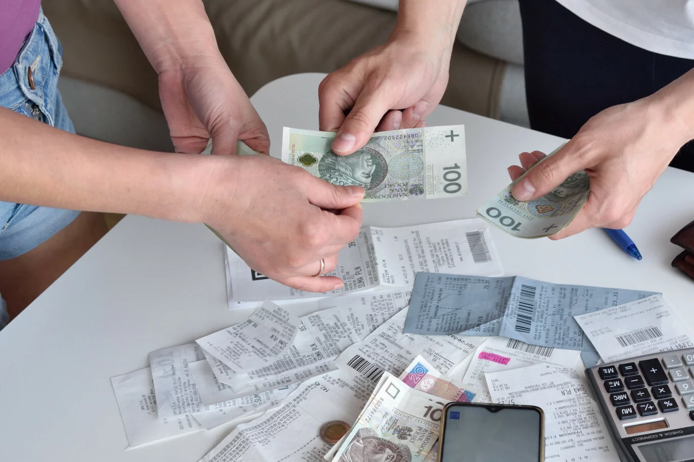 Kiedy żona może dostawać pensję męża od razu na konto? Kiedy on nie zaspokaja potrzeb rodziny