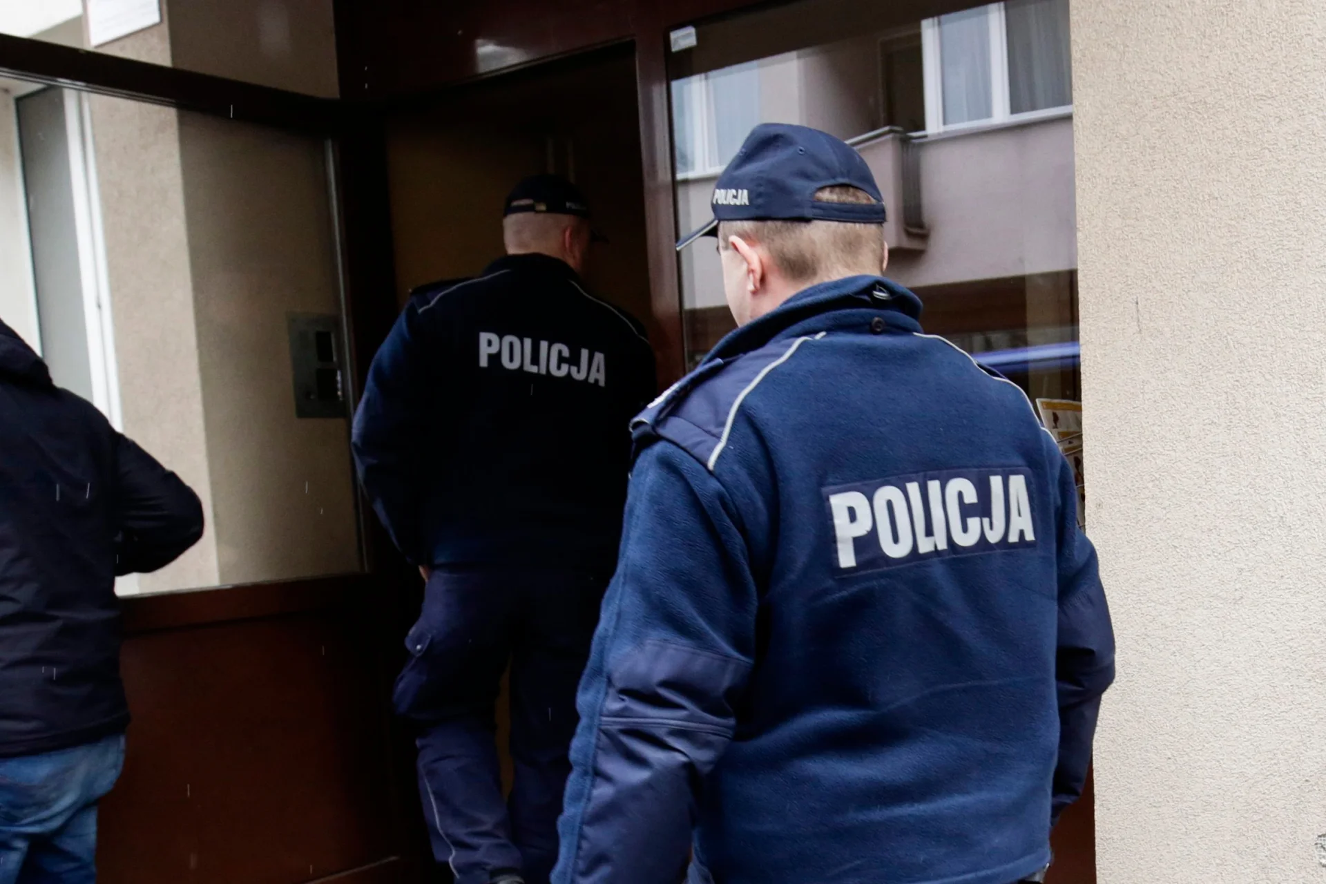 Policjanci weszli do domu dziennikarki Trójki i skuli ją na oczach rodziny. Potem okazało się, że to pomyłka (zdjęcie poglądowe).