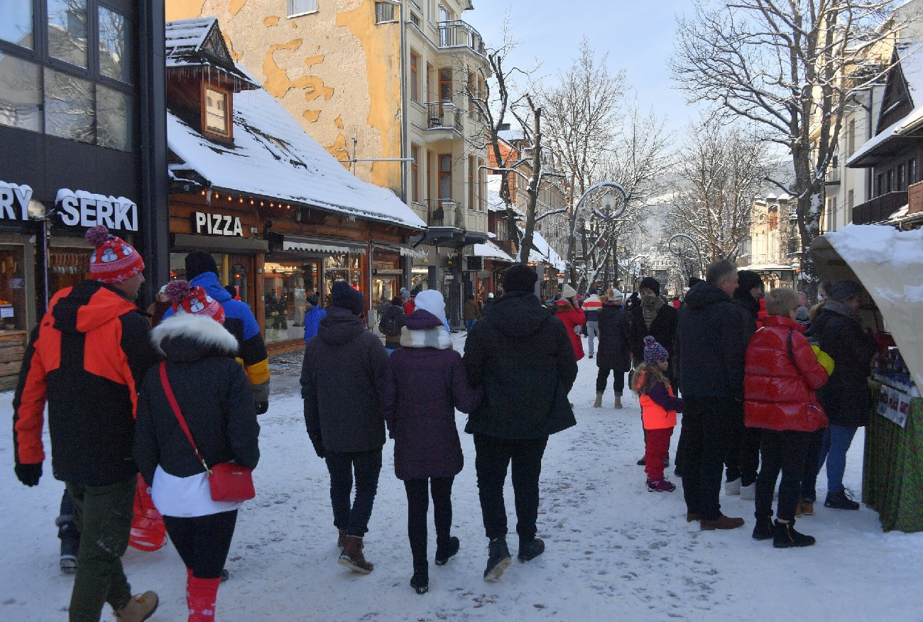 Sylwester w Zakopanem. Pacjenci na kwarantannie wyszli z domów.