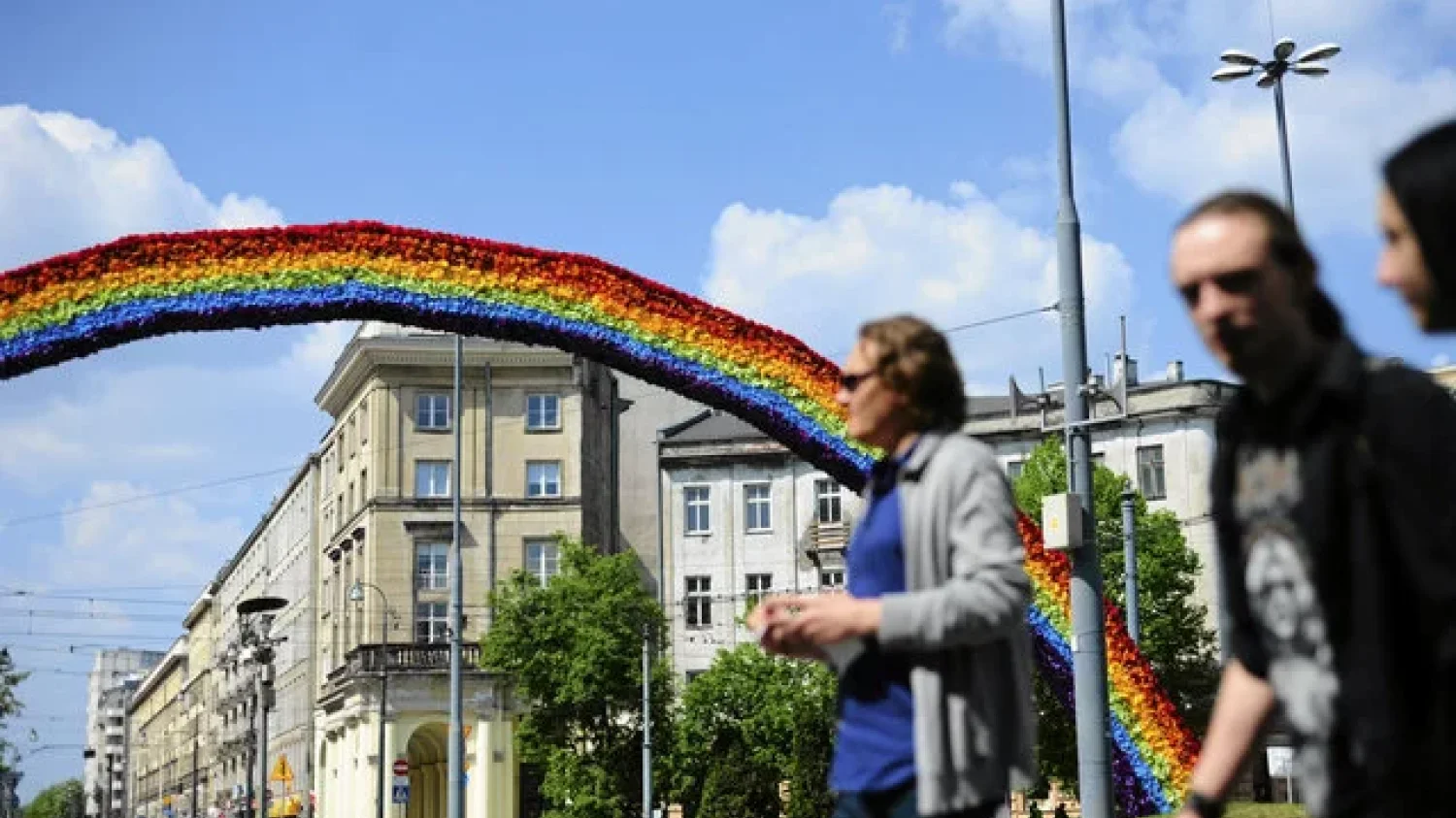 Na placu Zbawiciela w Warszawie powstaje konstrukcja, która przypomina znaną warszawiakom "tęczę", znajdującą się w wyżej wspomnianym miejscu do 2015 roku.