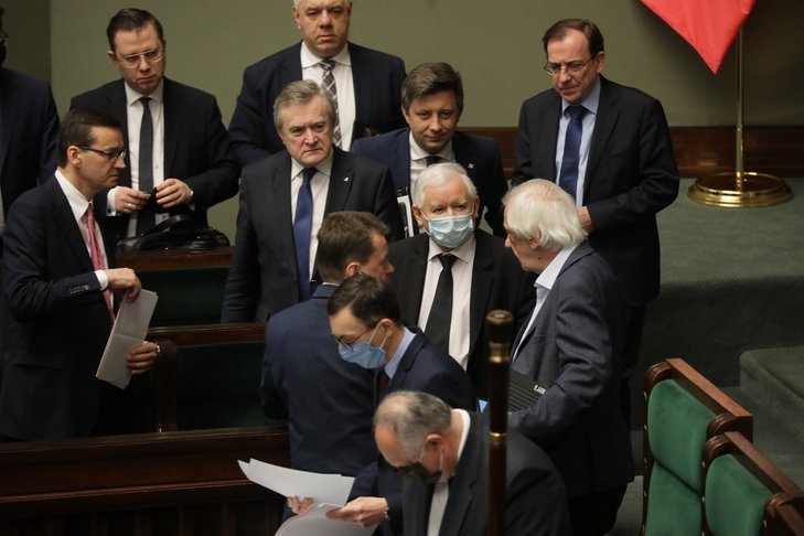 Rzeczniczka PiS dementuje plotki o możliwym wprowadzeniu stanu wyjątkowego w Polsce.