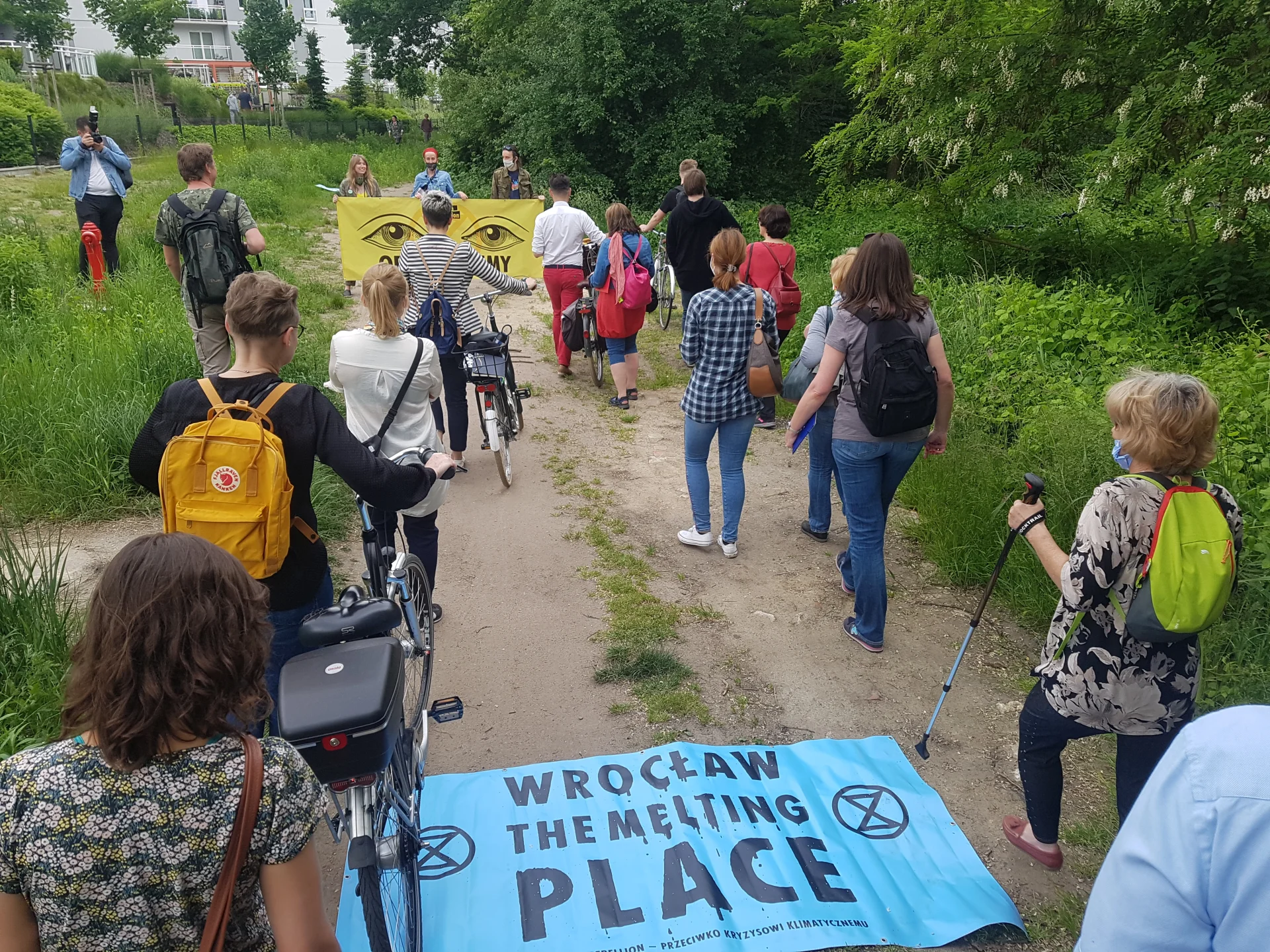 Spacer mieszkańców, aktywistów, naukowców, urzędników i pracowników spółki miejskiej MPWiK oraz protest wrocławskiego Extincion Rebellion. 'Obserwujemy', 'Wrocław, the melting place'.