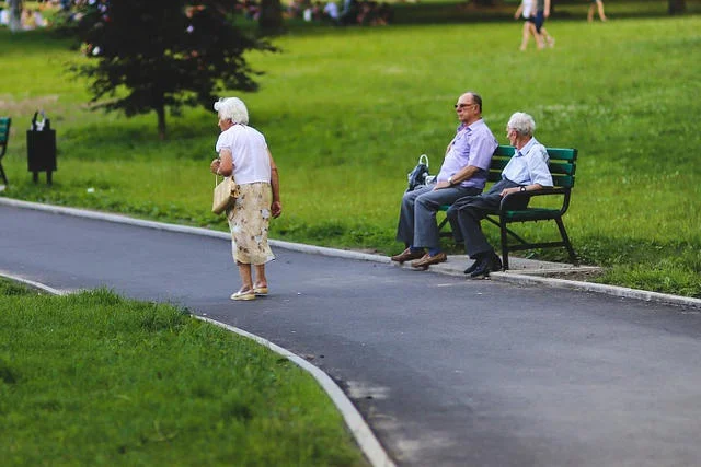 PiS ma zamiar oddzielić ośrodki dla seniorów od domów dziecka i pogotowi opiekuńczych.