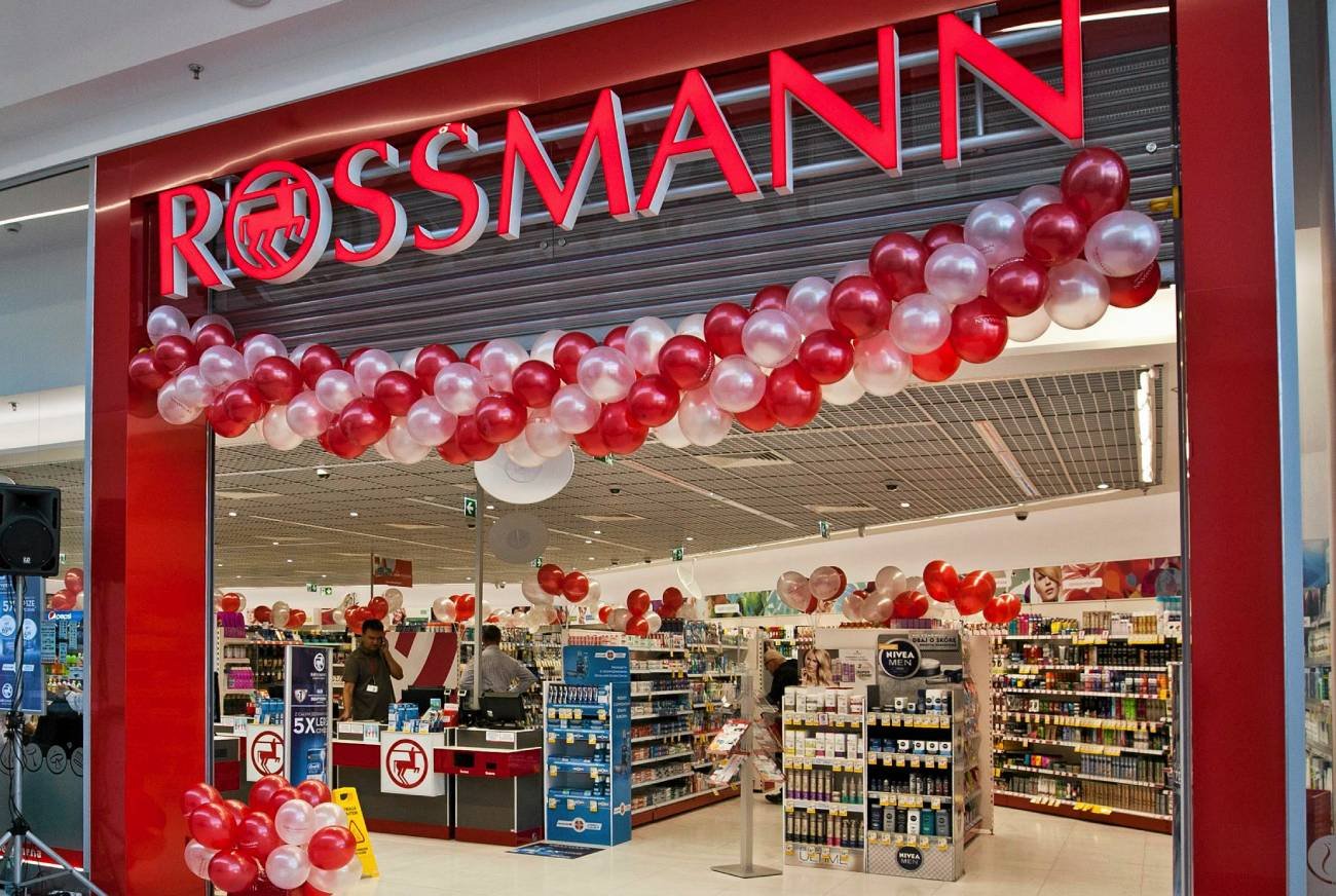 Ta pomadka jest niczym Rhode od Hailey Bieber. Rossmann wrzucił ją na wielką promkę