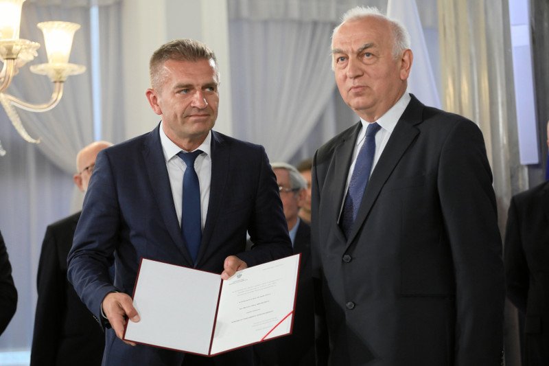 Podawanie dłoni w życiu politycznym oznacza coś innego niż ten sam gest na gruncie towarzyskim.