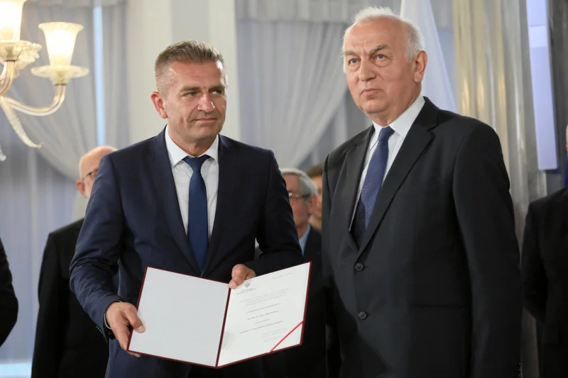 Podawanie dłoni w życiu politycznym oznacza coś innego niż ten sam gest na gruncie towarzyskim.