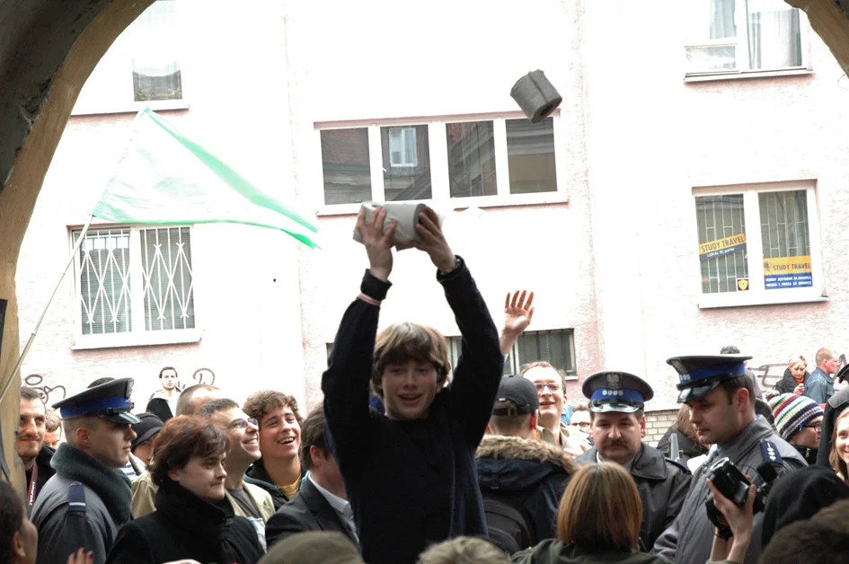 dostawa papieru toaletowego nad zasiekami komornika (27.03.2012)