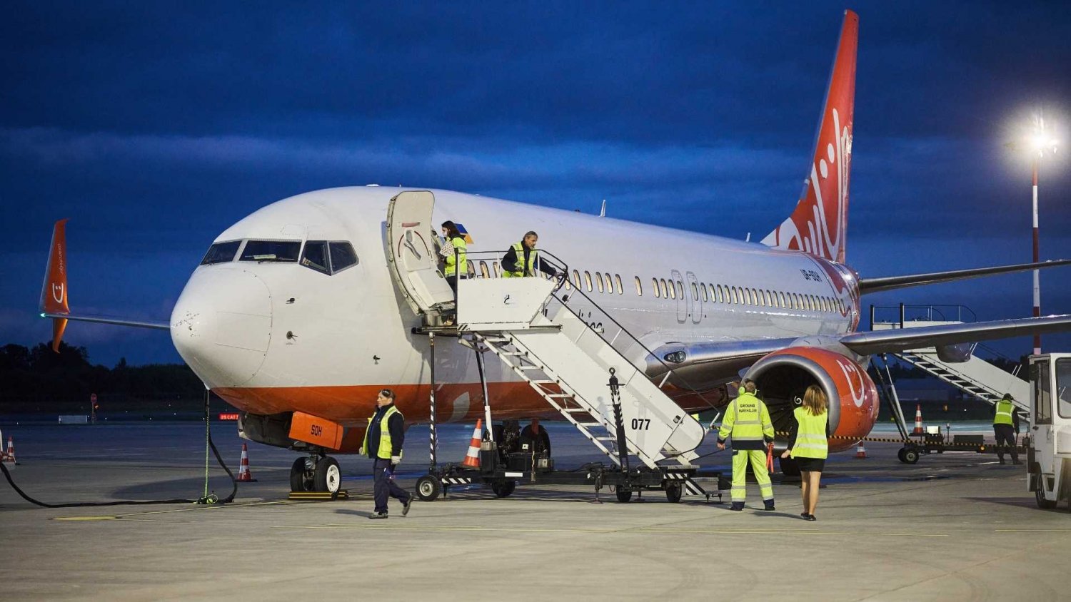 Samolot z Polski musiał awaryjnie lądować. Na pokładzie rozegrały się dantejskie sceny