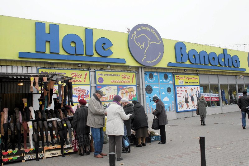 Wartość gruntu, na którym znajdują się Hale Banacha, wyceniono inaczej w dwóch różnych postępowaniach przed sądem. Każdą z wycen zaakceptował jednak ten sam urzędnik, który w obu procesach reprezentował m.st. Warszawa