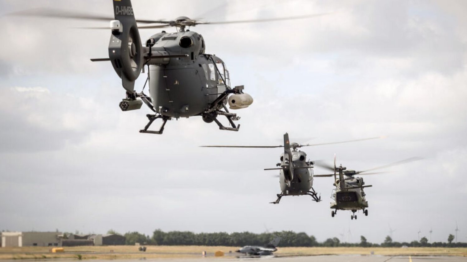 Śmigłowiec Bundeswehry spadł do rzeki. Dramatyczny wypadek w Saksonii Śmigłowiec Bundeswehry spadł do rzeki. Dramatyczny wypadek podczas lotu szkoleniowego