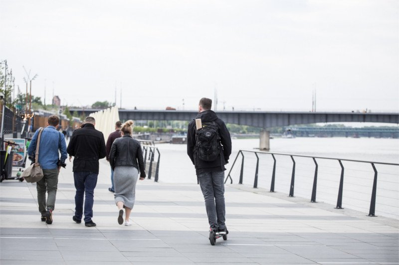 Hulajnogi są w dużych miastach zmorą pieszych, a czasem nawet kierowców.