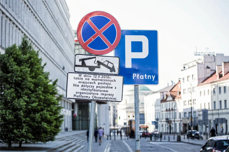 Kandydat na prezydenta Warszawy z ramienia Zjednoczonej Prawicy tłumaczył się, że o postawionym przy rondzie de Gaulle'a znaku poinformowali go "oburzeni warszawiacy".