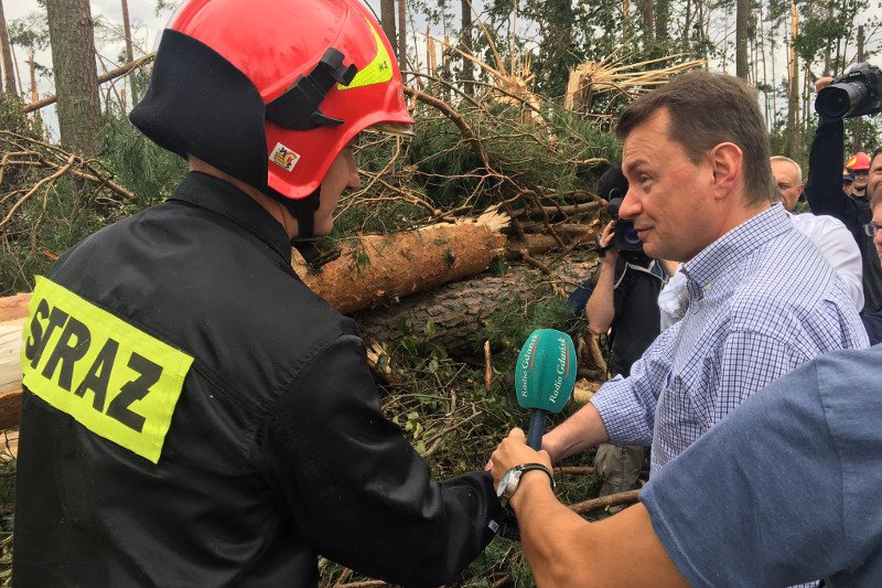 Minister Mariusz Błaszczak (PiS) jeszcze kilka dni temu apelował, by nie wykorzystywać tragicznych skutków nawałnic do celów partyjnych. Dziś sam zaatakował marszałka województwa pomorskiego (PO).