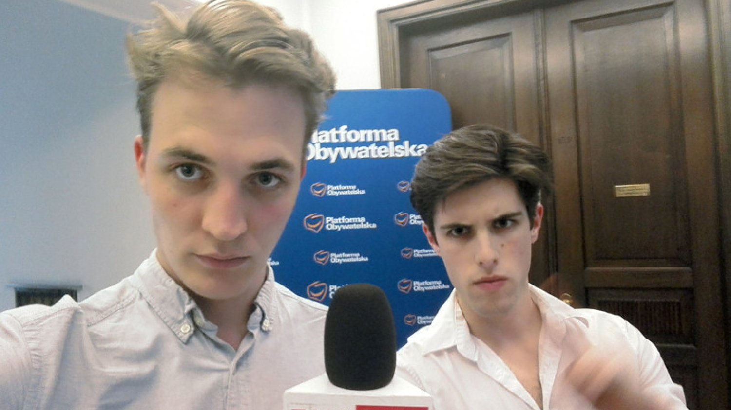 Pracownicy TVP, Lucjan Ołtarzewski i Filip Styczyński, przed drzwiami do siedziby klubu Platformy Obywatelskiej w Sejmie.