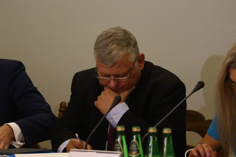 Po wielu latach wiernej służbie PiS-owi, Marek Suski wreszcie doczeka się stanowiska. Ma zostać ministrem w KPRM-ie.