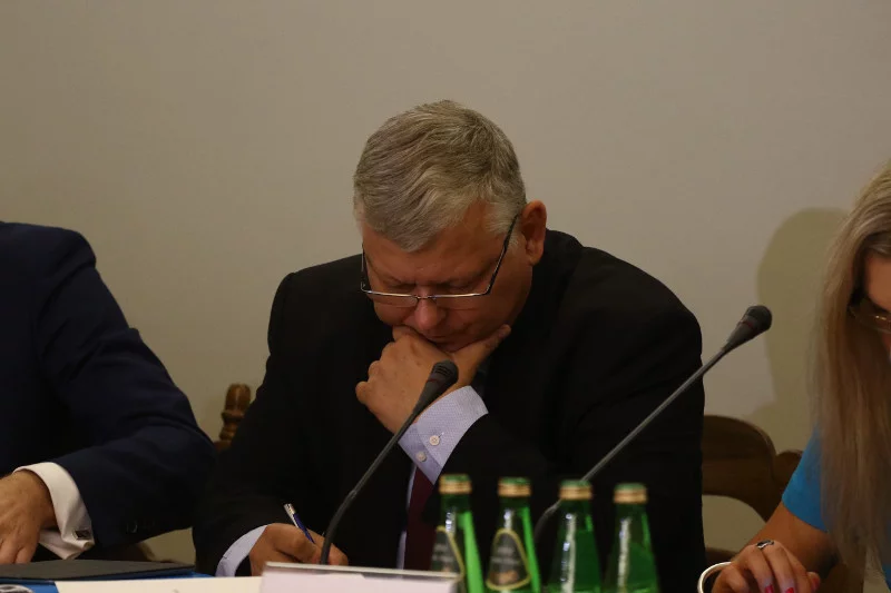 Po wielu latach wiernej służbie PiS-owi, Marek Suski wreszcie doczeka się stanowiska. Ma zostać ministrem w KPRM-ie.