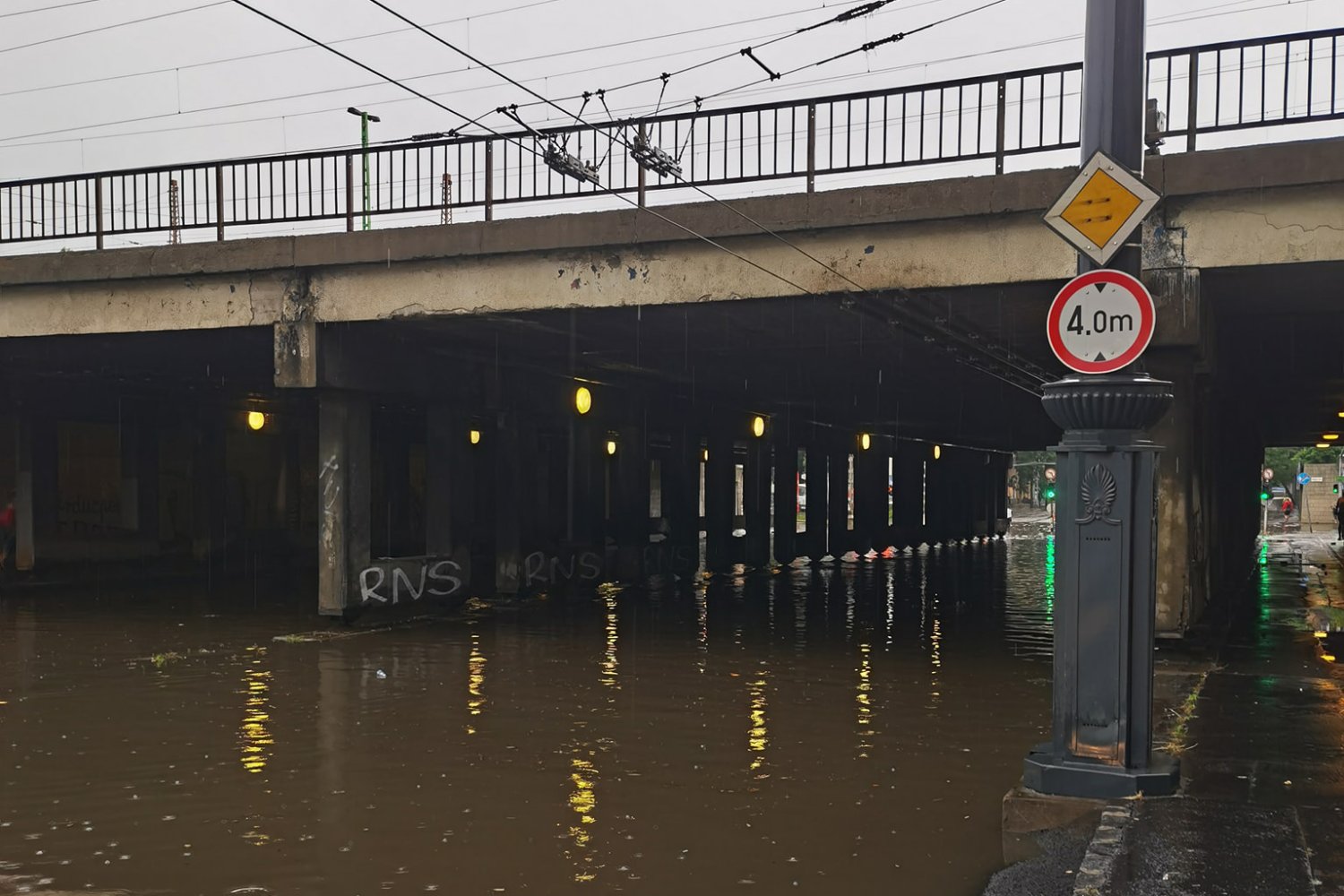 Powódź na Węgrzech. Ulice Budapesztu pod wodą. (zdjęcie ilustracyjne)