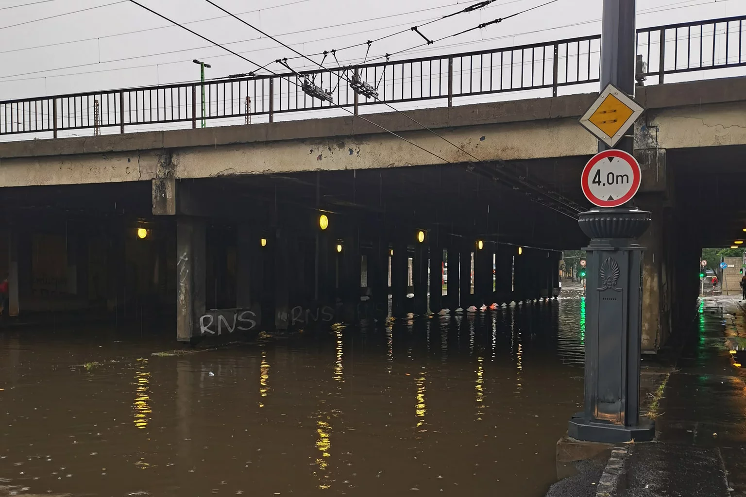 Powódź na Węgrzech. Ulice Budapesztu pod wodą. (zdjęcie ilustracyjne)